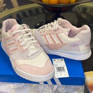 NEW ADIDAS WOMENS SNEAKERS SIZE 8 NEVER USED